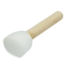 Eponge mousse pour pochoir, manche en bois, mousse bleue