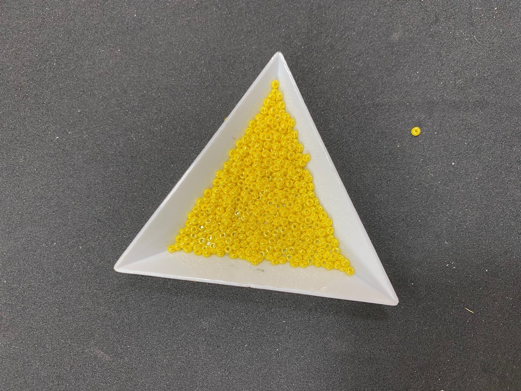 Perles de rocaille opaques jaune nacrée, taille inf. 3 mm, trou 1 mm, sachet d'env. 30 gr