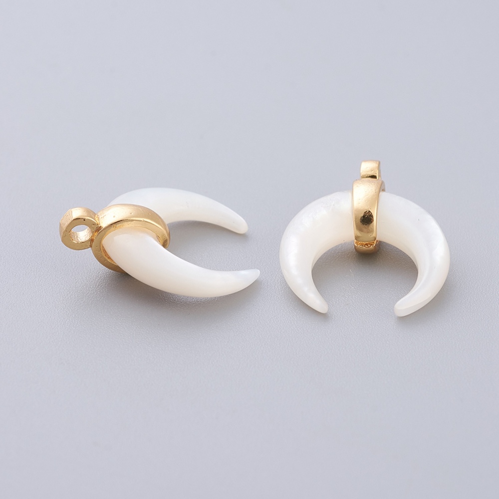 Pendentif en nacre blanche, accessoires laiton plaqué or, croissant de Lune, 15,5x13x5,3mm, trou 1,5mm, l'unité