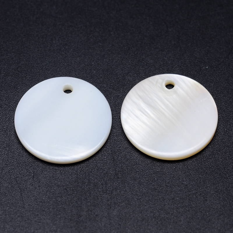Pendentif, nacre, blanc, plat rond, 20x2mm, trou 2mm, l'unité