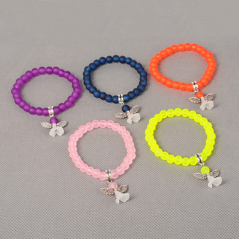 Bracelet enfant en perles fantaisies givrées avec pendentifs, diam 4cm