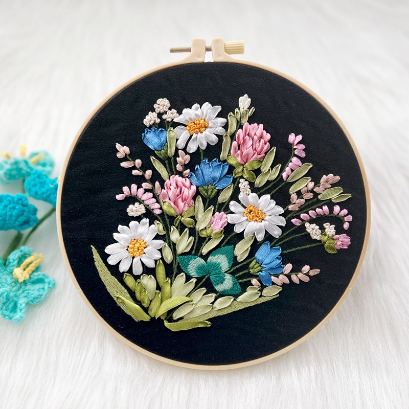 Kit de broderie, avec cercle, motif bouquet de fleurs, fond noir : tissu avec patron, fils, rubans, aiguilles