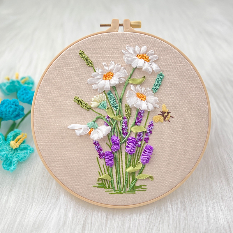 Kit de broderie, avec cercle, motif bouquet de fleurs, fond crème : tissu avec patron, fils, rubans, aiguilles