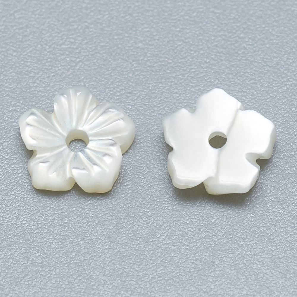[SSHEL-S260-003] Fleur en nacre, perçage central, blanche,  6x6,5x2mm, trou 1mm