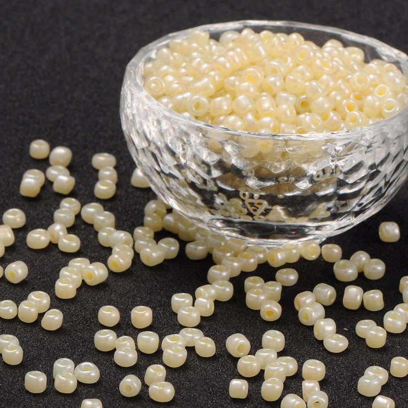 [SEED-C020-4mm-153] Perles de rocaille TRANSLUCIDES, TAILLE 4mm, trou 1,5mm, JAUNE, sachet 12 gr.