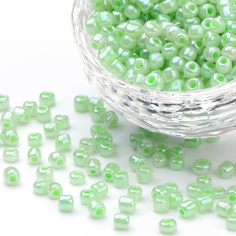[SEED-C020-4mm-144] Perles de rocaille TRANSLUCIDES, TAILLE 4mm, trou 1,5mm, VERT CLAIR, sachet 12 gr.