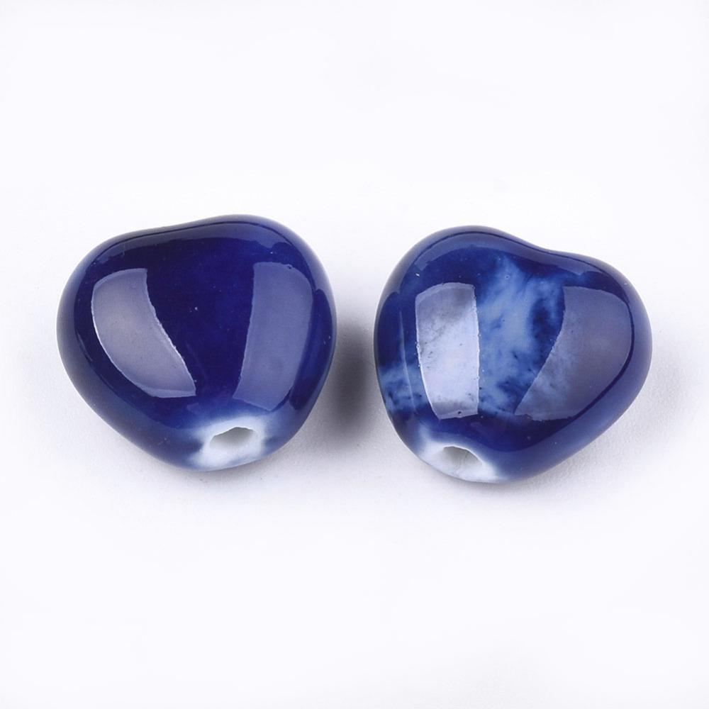 Perle en porcelaine émaillée, artisanal, coeur bleu, 15x16x10mm, trou 2mm, l'unité