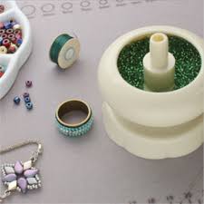 Support SPIN en plastique beige pour enfilage de perles