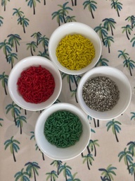 [KANAKIT] Kit de perles de rocaille longues, coloris : vert, jaune, rouge et séparateurs argentés, env. 3000 pièces