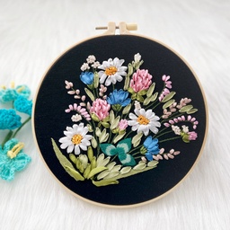 [PW-WG78780-01] Kit de broderie, avec cercle, motif bouquet de fleurs, fond noir : tissu avec patron, fils, rubans, aiguilles
