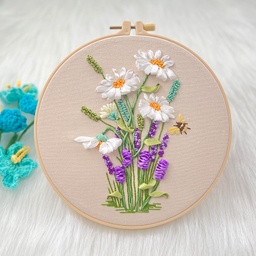 [PW-WG78780-03] Kit de broderie, avec cercle, motif bouquet de fleurs, fond crème : tissu avec patron, fils, rubans, aiguilles
